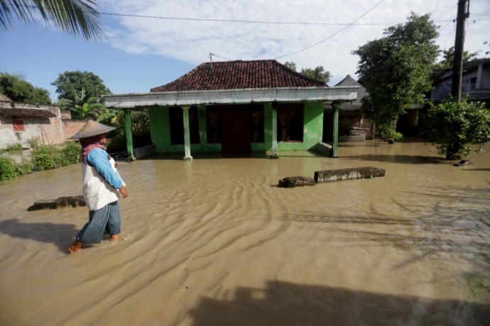 LANGGANAN: Banjir luapan sungai Lamong merendam 40 rumah warga di Dusun Brak, Desa Talunblandong, Kecamatan Dawarblandong, kemarin pagi. (Sofan Kurniawan/JPRM)