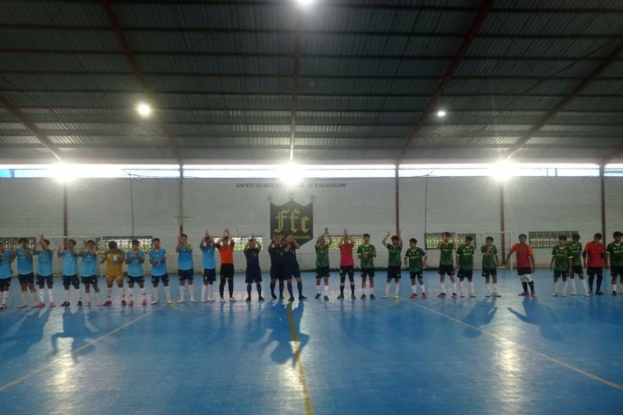 SEJARAH BARU: Tim futsal Kota Mojokerto tengah menjalani laga trofeo melawan Sidoarjo dan Pasuruan, Kamis (16/2). (Afkot Mojokerto for JPRM)