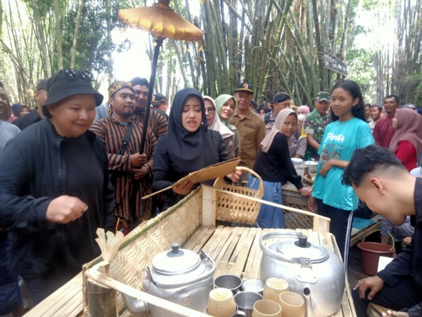 SANTAI: Monica Tanuhandaru, Ketua Yayasan Bambu Lestari saat berada di Pasar Keramat bersama Bupati Mojokerto Ikfina Fahmawati, Minggu (19/2). (Dodik Rudiyanto/JPRM)
