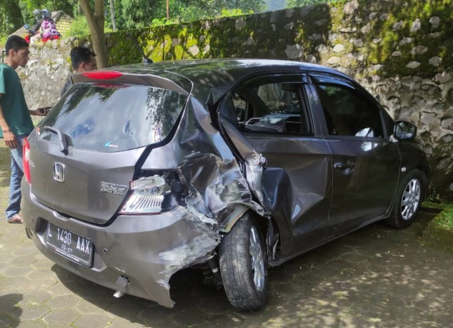 LEPAS KENDALI: Kondisi mobil usai gagal menanjak di kawasan Warung Madjoe Mapan, Dusun Pacet Selatan, Desa/Kecamatan Pacet, Kabupaten Mojokerto, kemarin. (dok Welirang Community Rescue for JPRM)