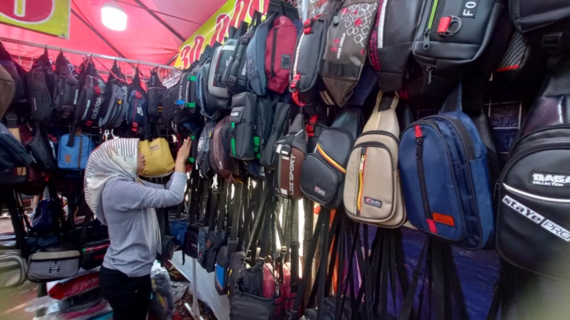 ANEKA TAS: Di samping aksesori, tersedia pula beragam tas kekinian dengan harga murah meriah di stan Radar Mojokerto Fest. (Indah Oceananda/JPRM)
