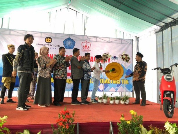 KOMITMEN: Wabup Gus Barraa memukul gong sebagai simbolis dimulainya program teaching factory antara SMK Raden Rahmat Mojosari dengan pihak industri.