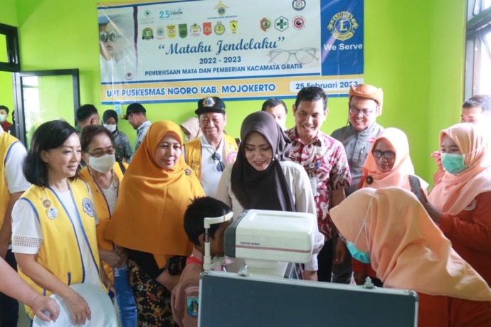 PEDULI: Bupati Mojokerto Ikfina Fahmawati dalam acara yang bertajuk ’’Mataku Jendelaku’’ yang berlangsung di Aula Puskesmas Ngoro, Sabtu, (25/2) siang. (Ahmad Basuni/JPRM)