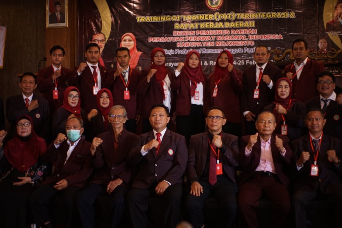KOMPAK: Seluruh peserta DPD PPNI Kabupaten Mojokerto melaksanakan kegiatan rakerda dan TOT terintegrasi, Sabtu (25/2). (DPD PPNI Kabupaten Mojokerto for JPRM)