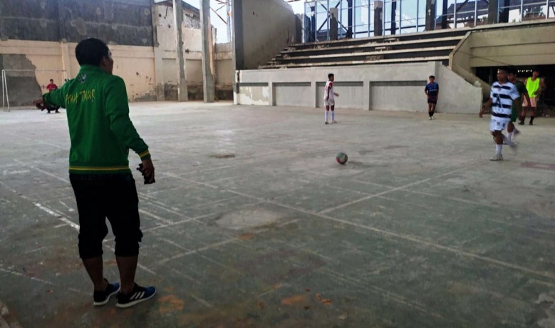 DIGEMBLENG: Pelatih kepala tim futsal Kota Mojokerto Agus Himawan memberi instruksi dalam sesi latihan di GOR dan Seni Mojopahit Kota Mojokerto. (Martda Vadetya/JPRM)