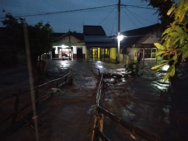 TERENDAM: Luapan aliran sungai merendam permukiman warga di Desa Kebondalem, Kecamatan Mojosari, Kabupaten Mojokerto, tadi malam. (Yulianto Adi Nugroho/JPRM)