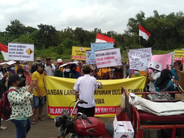 BERGEJOLAK: Warga mendemo lokasi galian sirtu di di Dusun Sawoan, Desa Sawo, Kecamatan Kutorejo, Kabupaten Mojokerto, kemarin. (Yulianto Adi Nugroho/JPRM)