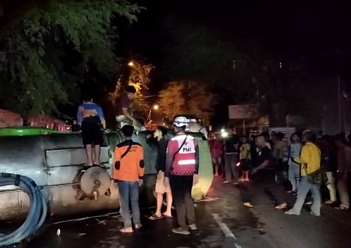 NAHAS: Kondisi kendaraan yang terlibat kecelakaan beruntun di Jalan Raya Desa Sampangagung, Kecamatan Kutorejo, Kabupaten Mojokerto, Minggu (5/2) malam. (Yulianto Adi Nugroho/JPRM)