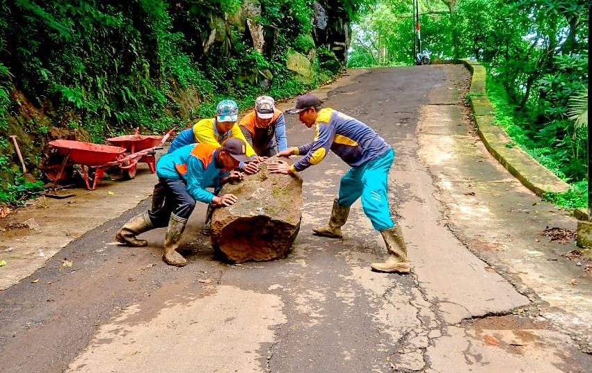 RAWAN BENCANA: Peugas DPUPR Kabupaten Mojokerto melakukan pembersihan sisa material longsor di kawasan jurang Gembolo, Desa Cembor, Kecamatan Pacet, Kabupaten Mojokerto, kemarin. (Yulianto Adinug/JPRM)