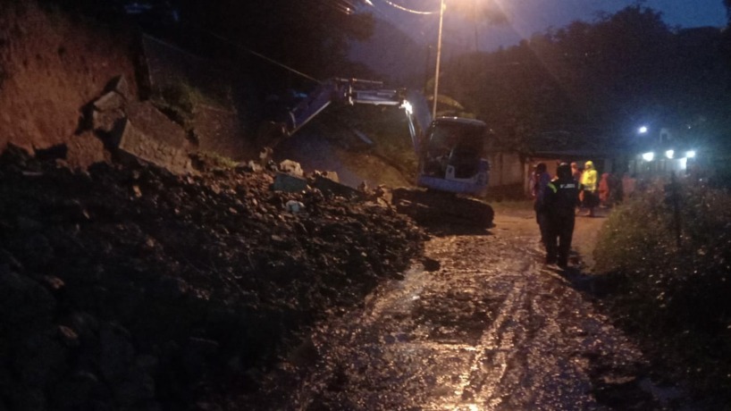 PENANGANAN: Petugas melakukan pembersihan material longsor di jalur penghubung Pacet-Trawas, tadi malam. (Yulianto Adinug/JPRM)