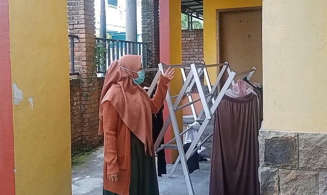 RESAH: Penghuni di rumah kos perumahan Graha Majapahit Regency, Jalan Raya Jalan Raya Desa Gayaman, Kecamatan Mojoanyar, yang menjadi lokasi pencurian celana dalam, kemarin. (Yulianto Adi Nugroho/JPRM)