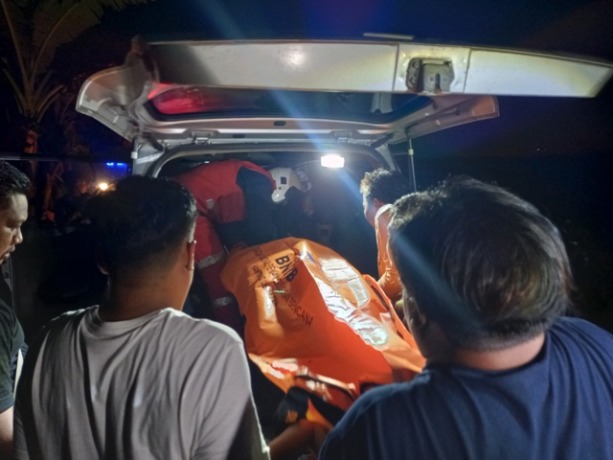 EVAKUASI: Jasad korban tergeletak di jalan tengah sawah Dusun Pandansili, Desa Wonorejo, Kecamatan Trowulan, dievakuasi menuju RSUD dr Wahidin Sudiro Husodo, Kota Mojokerto, Senin (13/2) malam. (Yulianto Adi Nugroho/JPRM)