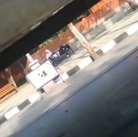 MERESAHKAN: Aksi dua pelajar yang bermesraan di kursi taman Alun-Alun Kota Mojokerto direkam warga dan viral di media sosial, Selasa (21/2). (tangkapan layar/dok JPRM)