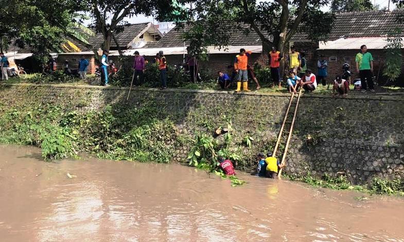 JAGA KELESTARIAN: Aksi serentak pembersihan Sungai Sadar yang dilakukan DLH dengan lintas OPD dan masyarakat.