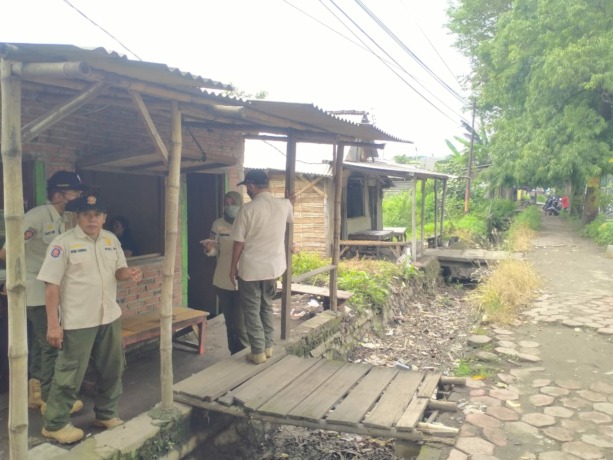 PENERTIBAN: Petugas Satpol PP Kabupaten Mojokerto merazia warung remang-remang di Jalan Raya Pemuda, Kecamatan Mojosari. (dok Satpol PP Kabupaten Mojokerto for JPRM)