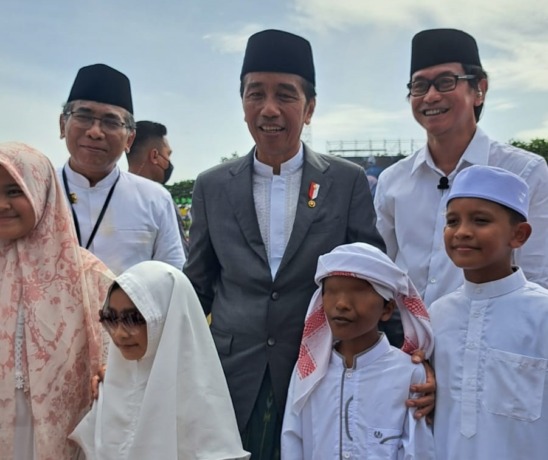 TENANG: Azzam Nur Mukjizat bersama Presiden RI Joko Widodo usai resepsi puncak satu abad NU di Gelora Delta Sidoarjo, Selasa (7/2). (dok sholikatin for JPRM)