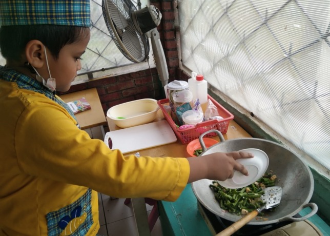 KEMANDIRIAN: Anak didik TKIT Permata saat melakukan kegiatan memasak. (Rizal Amrulloh/JPRM)