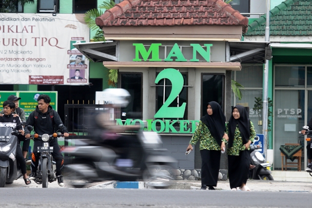 BANTAH: Sejumlah siswa MAN 2 Mojokerto bergegas pulang usai jam pembelajaran, Jumat (16/2). (Sofan Kurniawan/JPRM)