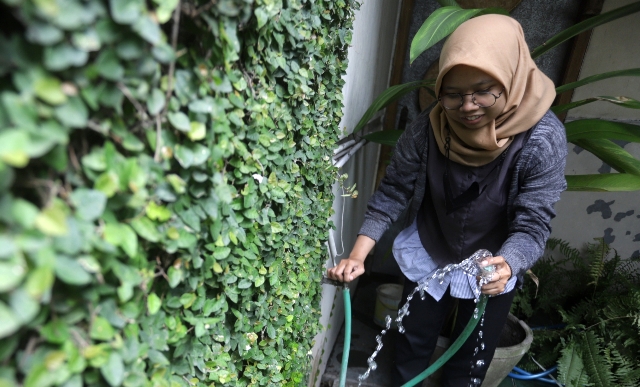 DIKELUHKAN: Pasokan air PDAM di kawasan permukiman Jalan Raya Ijen, Kelurahan Wates kerap mendadak berhenti mengalir tanpa ada pemberitahuan. (Sofan Kurniawan/JPRM)