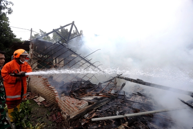 LULUH LANTAK: Dua Rumah di Dusun Talunongko, Desa Jolotundo, Kecamatan Jetis terbakar hebat akibat korsleting listrik, Senin (6/2). (Sofan Kurniawan/JPRM)