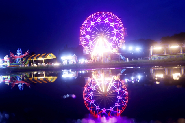 SEMARAK: Suasana pasar malam Radar Mojokerto Fest 2023 di Lapangan Surodinawan, Kota Mojokerto. (Sofan Kurniawan/JPRM)