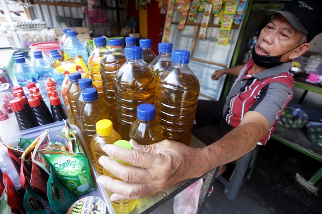 TINDAK TEGAS: Penjual menata minyak goreng curah yang diperjualbelikan di Pasar Tanjung Anyar Kota Mojokerto. (Sofan Kurniawan/JPRM)