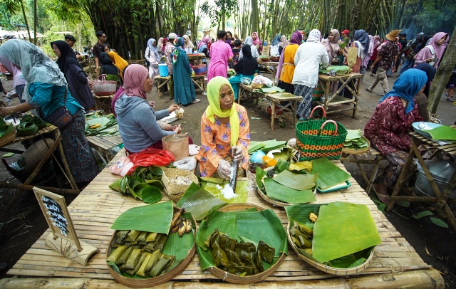 UNIK: Suasana Pasar Keramat di Dusun Wonokerto, Desa Warugunung, Kecamatan Pacet, ramai pengunjung, Minggu (6/2). (Sofan Kurniawan/JPRM)