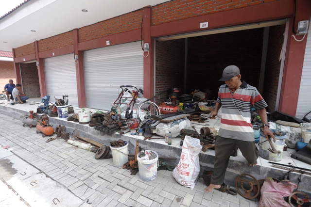 SIBUK: Pedagang barang bekas mulai menata barang di kios Pasar Ketidur, Kota Mojokerto kemarin. (Sofan Kurniawan/JPRM)