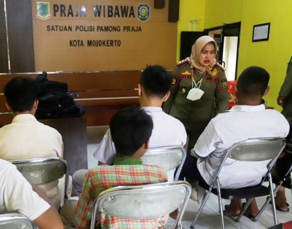 NAKAL: Sejumlah pelajar tingkat SMP dan SMA/SMK diamankan petugas satpol PP Kota Mojokerto usai kedapatan nongkrong di warung kopi saat jam aktif belajar-mengajar, akhir Februari lalu. (Sofan Kurniawan/JPRM)