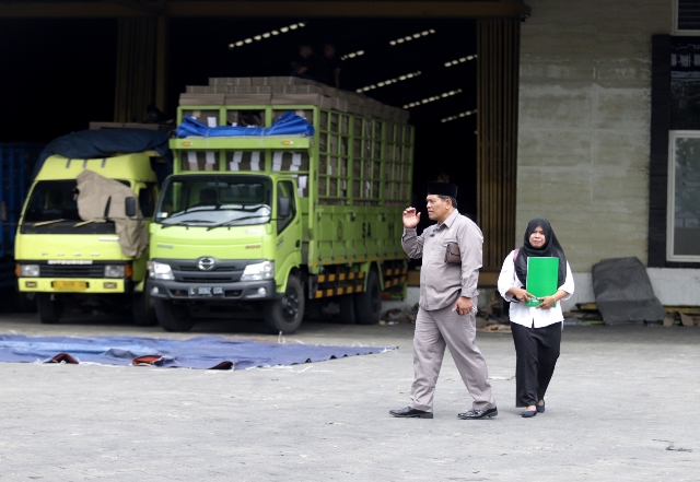 DITINJAU: Anggota Komisi IV DPRD Kabupaten Mojokerto saat melakukan sidak di CV Sumber Artha di Desa Ketemasdungus, Kecamatan Puri, Rabu (8/2). (Sofan Kurniawan/JPRM)