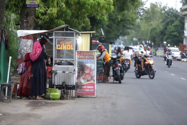 RAMAI: Sejumlah pedagang kaki lima menjajakan dagangan mereka di sepanjang Jalan Raya Surodinawan. (Sofan Kurniawan/JPRM)