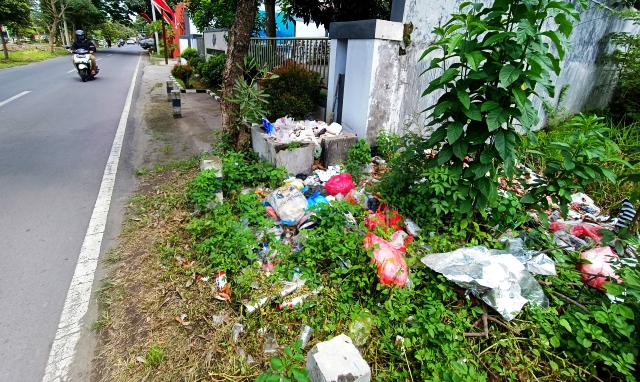 KOTOR: Sampah menumpuk di pinggir Jalan Raya Meri, Kelurahan Meri, Kecamatan Kranggan. (Sofan Kurniawan/JPRM)