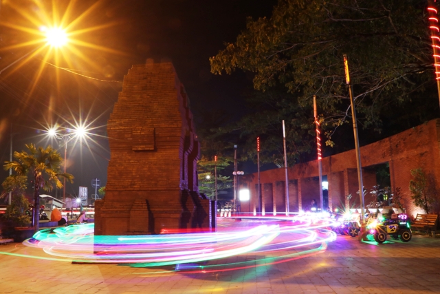 BERMASALAH: Warga beraktivitas di Taman Benteng Pancasila, Jalan Benteng Pancasila, Kota Mojokerto, yang direvitalisasi menggunakan dana CSR dari Bank Jatim, kemarin lusa. (Sofan Kurniawan/JPRM)