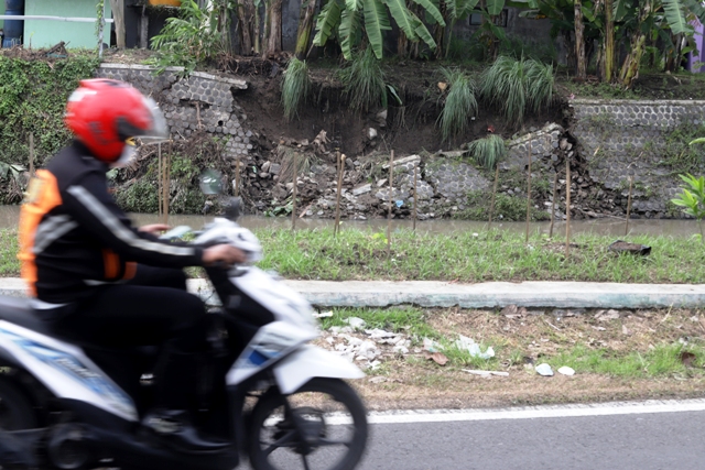 PARAH: Kondisi tembok penahan tanah (TPT) Perum Griya Permata Meri RT 01 RW 05 Kelurahan Meri, Kecamatan Kranggan yang longsor. (Sofan Kurniawan/JPRM)