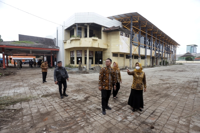 TILIK GOR: Wali Kota Ika Puspitasari melakukan sidak di GOR dan Seni Mojopahit untuk kesiapan Ngaji Bareng Cak Nun dalam rangka peringatan Isra Mikraj yang akan digelar 15 Februari mendatang. (Sofan Kurniawan/JPRM)