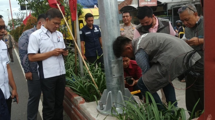 OTOMATIS: Tim Wasdal Pengerjaan Program Area Traffic Control System (ATMC) Korlantas Polri mengecek standarisasi dan kualitas pemasangan CCTV ETLE kemarin. (Farisma Romawan/JPRM)
