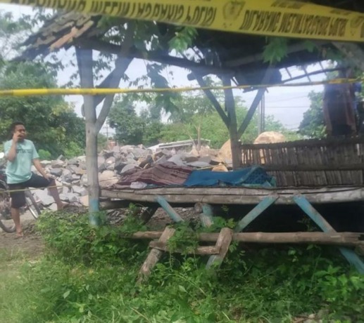 TERJATUH: Petugas Polsek Gondang mengecek lokasi ditemukan jasad Sopyan yang ditemukan tewas tenggelam di Sungai Papat, Desa Bakalan, Kecamatan Gondang, Kabupaten Mojokerto, kemarin. (Farisma Romawan/JPRM)