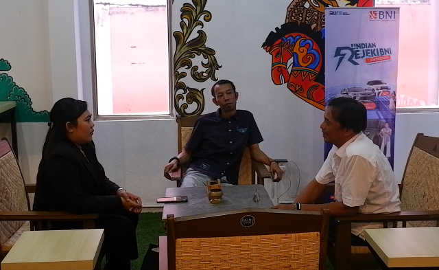 MITRA: Senior Banquet Sales Royal Trawas Hotel and Cottage Diyah Pramita (kiri) bersama perwakilan manajemen Jawa Pos Radar Mojokerto, di Darmo Corner Sunrise Mall, Rabu (1/2). (Dicky for JPRM)