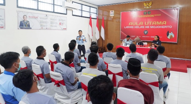 BERKELAKUAN BAIK: Puluhan napi Lapas Mojokerto mengikuti penyuluhan bahaya narkoba oleh BNNK Mojokerto, Senin (6/2). (Yulianto Adi Nugroho/JPRM)