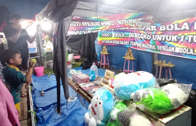 GAME: Lempar bola kaleng dan berhadiah juga bisa dilakukan saat berkunjung ke Radar Mojokerto Fest 2023. (Indah Oceananda/JPRM)