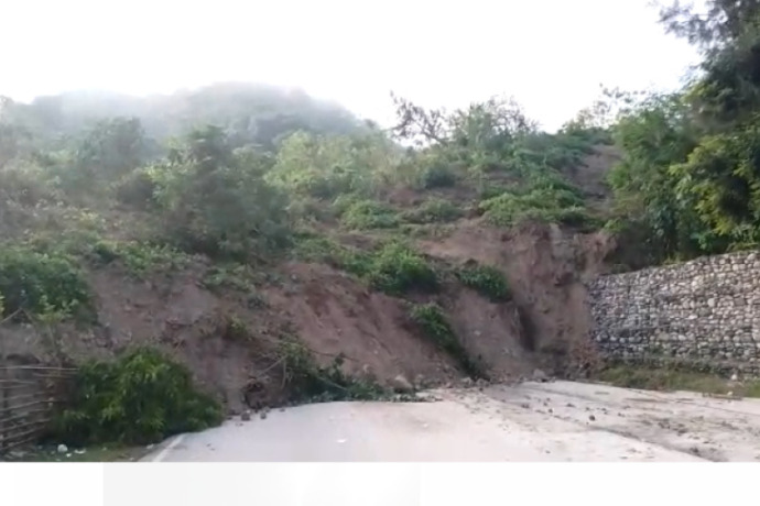 Ruas jalan Timor Raya pada km 73 Kecamatan Takari Kabupaten Kupang Provinsi Nusa Tenggara Timur tertutup tanah longsor menyebabkan akses transportasi di Pulau Timor putus total. (ANTARA/HO-BPBD Kabupaten Kupang)