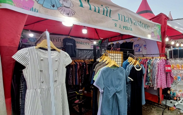 TERJANGKAU: Stan thrifting yang menghadirkan harga terjangkau. (Indah Oceananda/JRPM)