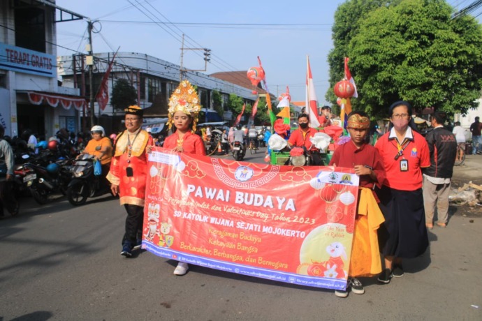 BHINNEKA TUNGGAL IKA: Siswa SDK Wijana Sejati antusias mengikuti pawai budaya dengan kostum ala etnis Tionghoa dan baju adat tradisional, kemarin (4/2). (Indah Oceananda/JPRM)