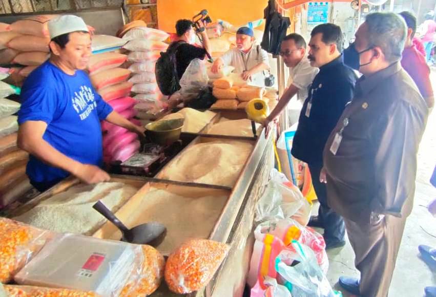 MAHAL: Disperindag Provinsi Jawa Timur sidak harga dan ketersediaan beras di sejumlah pedagang dan agen di Pasar Tanjung Anyar, Kota Mojokerto, kemarin (2/2). Terpantau harga dibandrol di atas HET. (Khudori Aliandu/JPRM)
