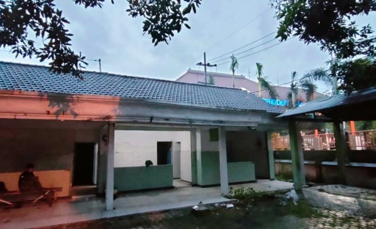 DIMANFAATKAN: Bangunan puskesmas pembantu yang mangkrak bakal dimanfaatkan untuk pembangunan One Stop Service dengan layanan drive thru di RSUD dr Wahidin Sudiro Husodo, Kota Mojokerto, kemarin (16/2). (Khudori Aliandu/JPRM)