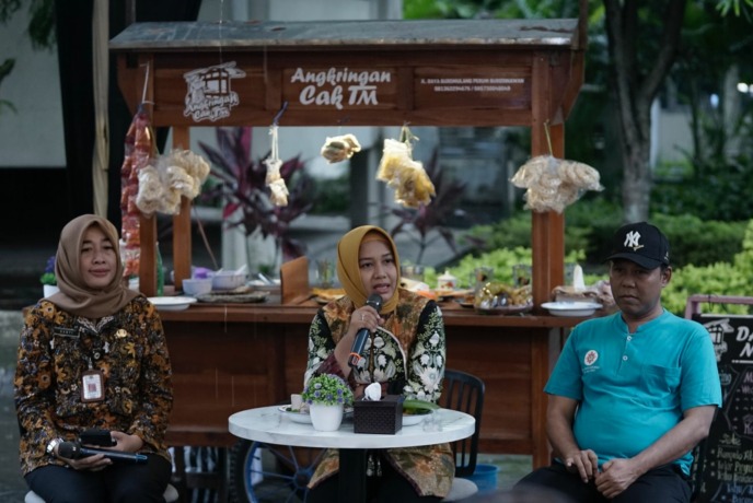 DISKUSI: Wali Kota Mojokerto Ika Puspitasari didampingi Kepala Diskominfo Santi Ratnaning Tias, dan Direktur RSUD dr Wahidin Sudiro Husodo, dr Sulaiman Rosyid saat Ngobrol Penuh Inspirasi bersama para insan pers di lingkungan rumah sakit, Kamis (16/2).