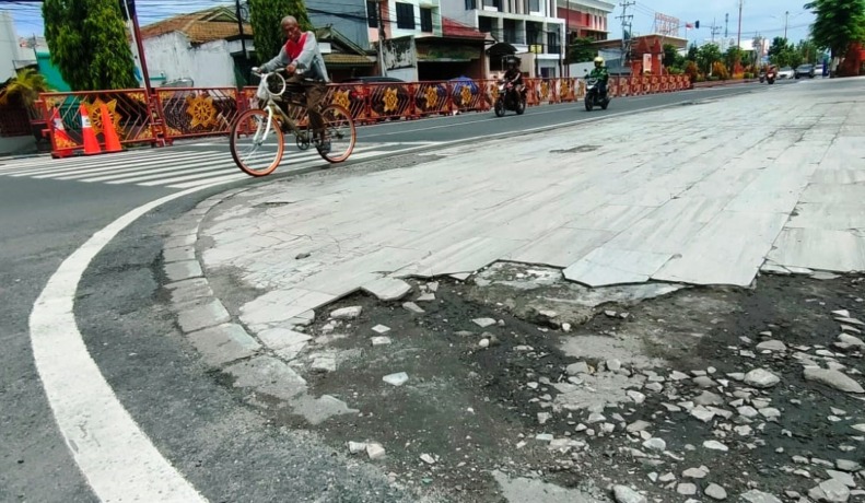 JADI PRIORITAS: Kondisi trotoar Jalan Gajah Mada Kota Mojokerto sudah pada rusak dan mengelupas, kemarin, (16/2). (Khudori Aliandu/JPRM)