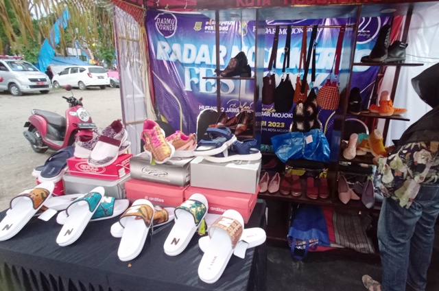 KERAJINAN: Berbahan rajut dan spon, ada banyak motif sepatu dan sandal anak-anak dan dewasa yang bisa dipesan di stan Putra Majapahit. (Indah Oceananda/JPRM)