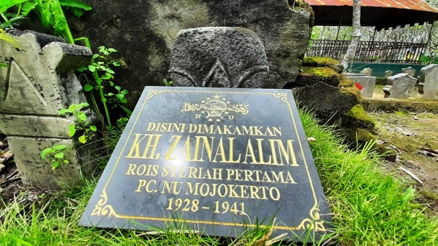 SANG GURU: Pusara Kiai Zainal Alim di kompleks pemakaman Dusun Losari, Desa Sidoharjo, Kecamatan Gedeg, yang menjadi Rais Syuriyah pertama PCNU Mojokerto. (Rizal Amrulloh/JPRM)
