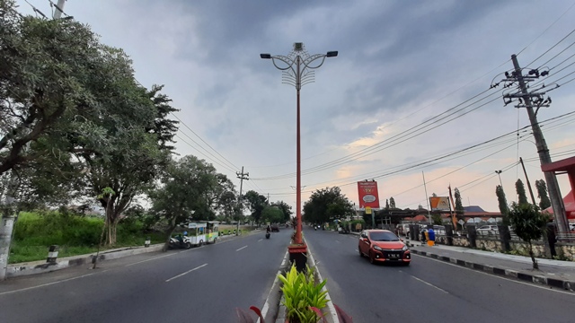 PRIORITAS: Ruas Jalan Benpas dan Jalan Bhayangkara yang akan dilakukan rehabilitasi jalur pedestrian di tahun anggaran ini. (Rizal Amrulloh/JPRM)
